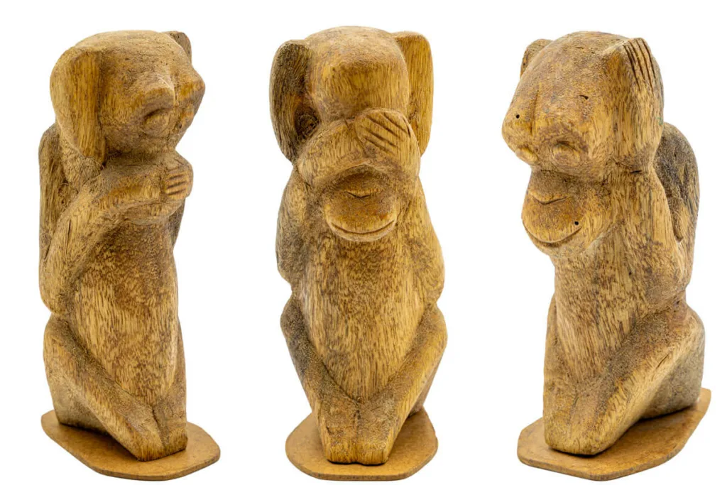 Conjunto monos de Nikko, “los tres monos sabios”. Talla en madera. Japón. Donación D. Modesto Bellido. (MMS724).