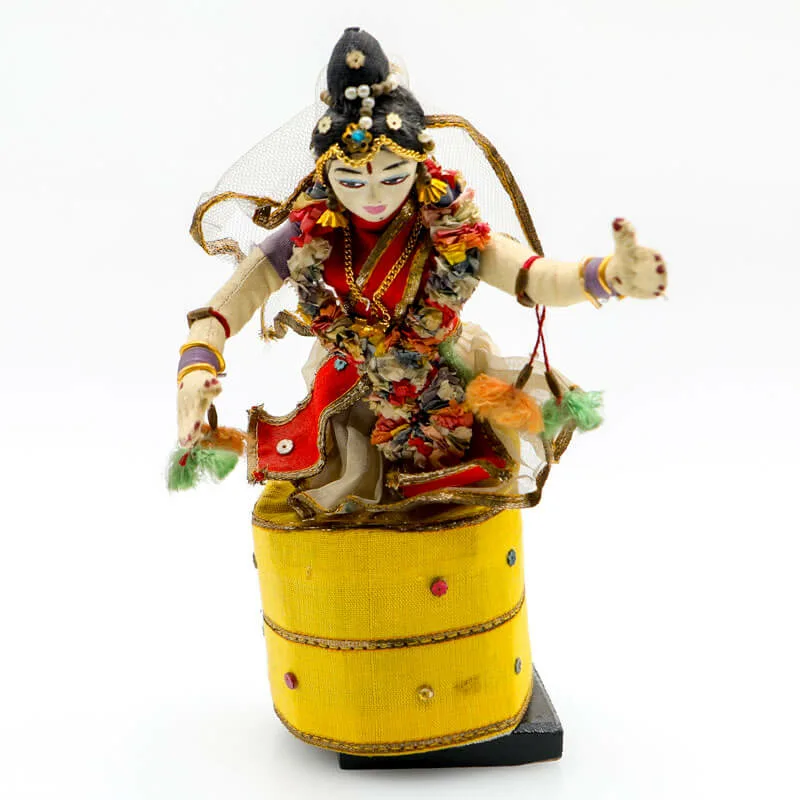 Muñeca devadasis de Manipur que representa la danza clásica Manipuri. India. Donación D. Modesto Bellido [MMS588 (6-7)].