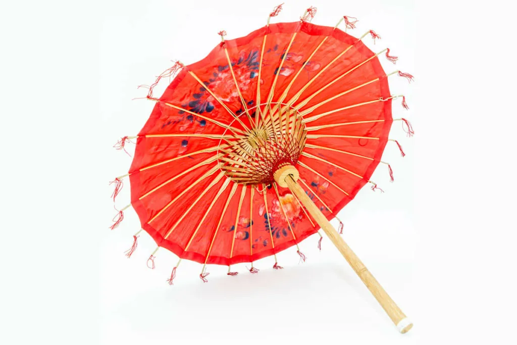 Parasol de Chiang Mai, Tailandia. Realizado en madera y seda pintada a mano. Donación Raimundo García. (MMS1288).