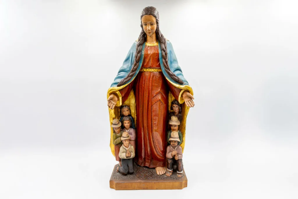 Talla Virgen Madre de los Pobres. En madera policromada. Chacas (Perú). Donación Casimiro Iraola. (MMS1054).