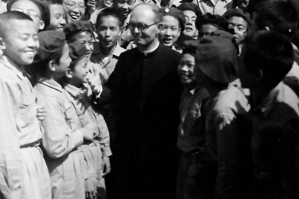 D. Modesto Bellido en Macao rodeado de los aspirantes salesianos. 1949, China. Archivo MS.