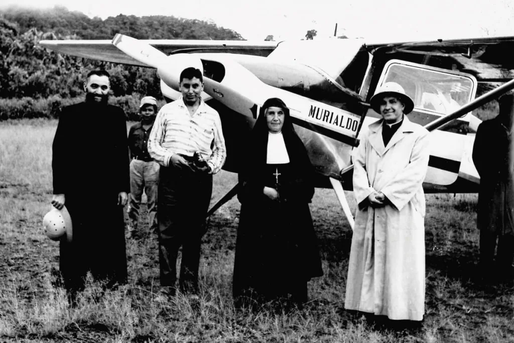 Monseñor Félix Pintado Blanco en Ecuador (a la derecha con sombrero y gabardina). Archivo MS.