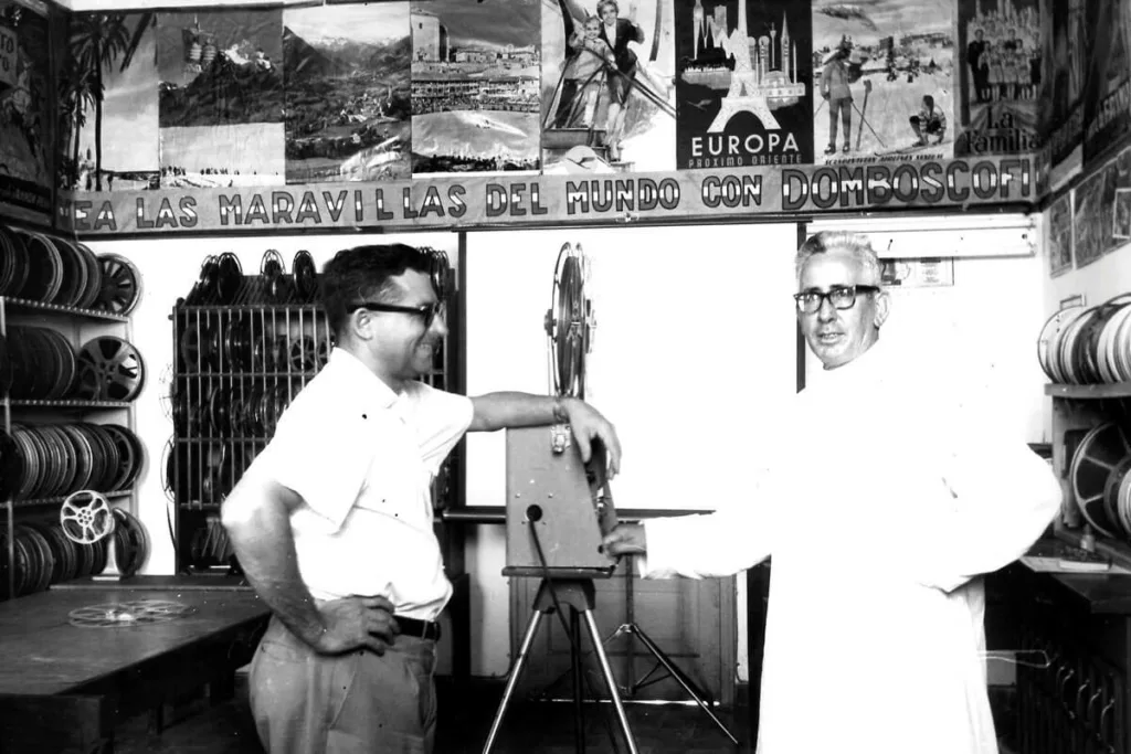 Severiano Sanz (a la izquierda apoyado en el proyector), coadjutor salesiano y misionero en Paraguay. Archivo MS.