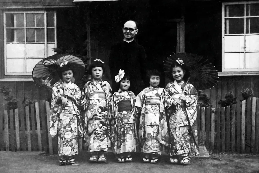 Niñas japonesas del instituto de Mª Auxiliadora reciben a D. Modesto Bellido. 1950. Archivo MS.